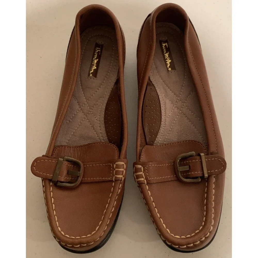 Thom McAn Women Brown Leather Gold Buckle Loafers Slip On 8w Comfort Shoes